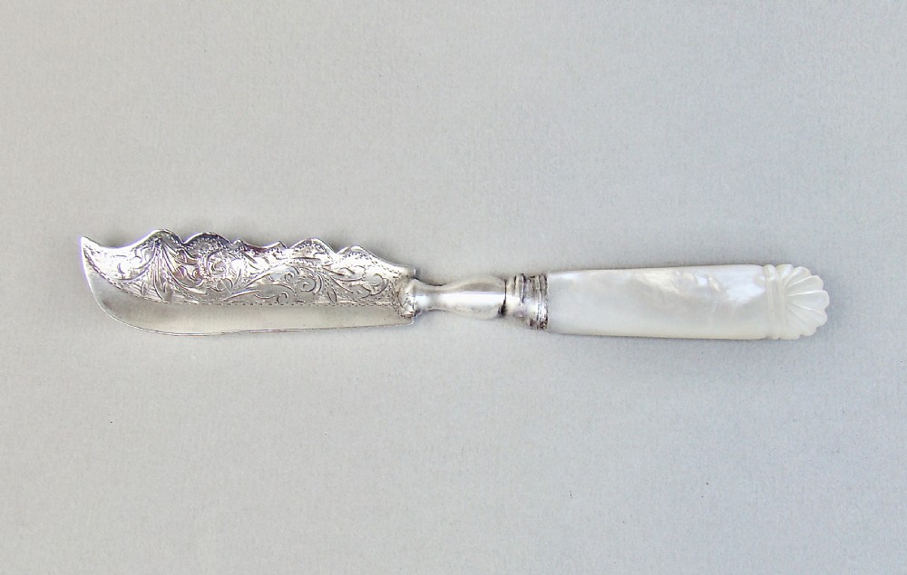 EDWARDIAN SILVER AND MOTHER OF PEARL BUTTER KNIFE BY HILLIARD & THOMASON, BIRMINGHAM 1902