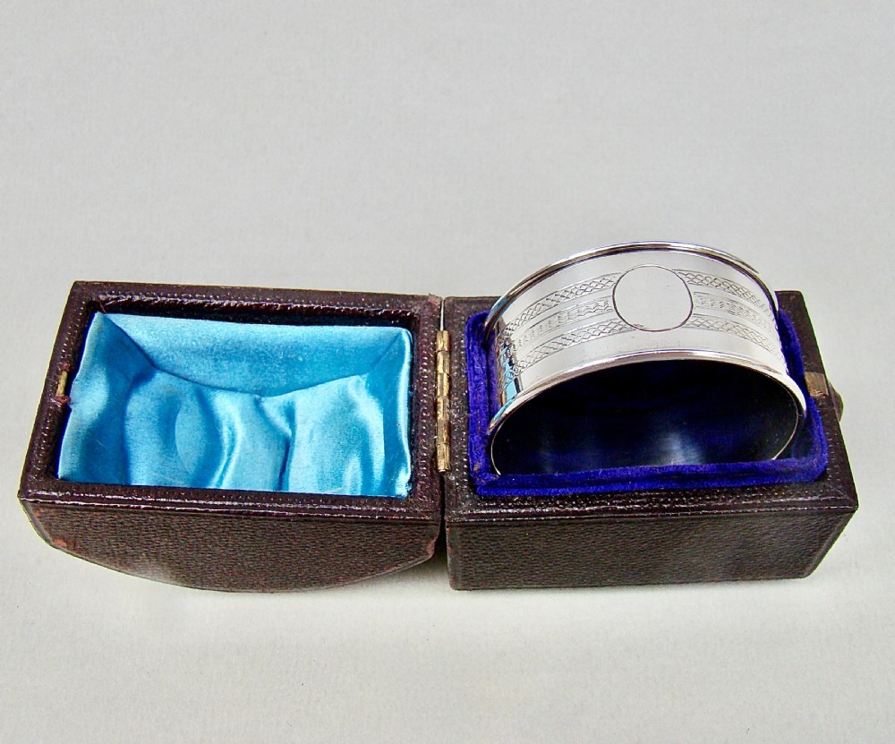 DELIGHTFUL GEORGE V SOLID SILVER NAPKIN RING BY HENRY GRIFFITHS & SONS, BIRMINGHAM 1929
 View II