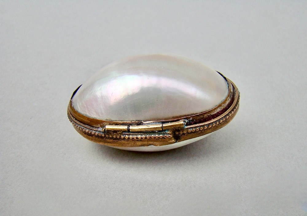 DELIGHTFUL STERLING SILVER THIMBLE IN FRENCH MOTHER OF PEARL CHATELAINE THIMBLE CASE, CIRCA 1890
 View VII