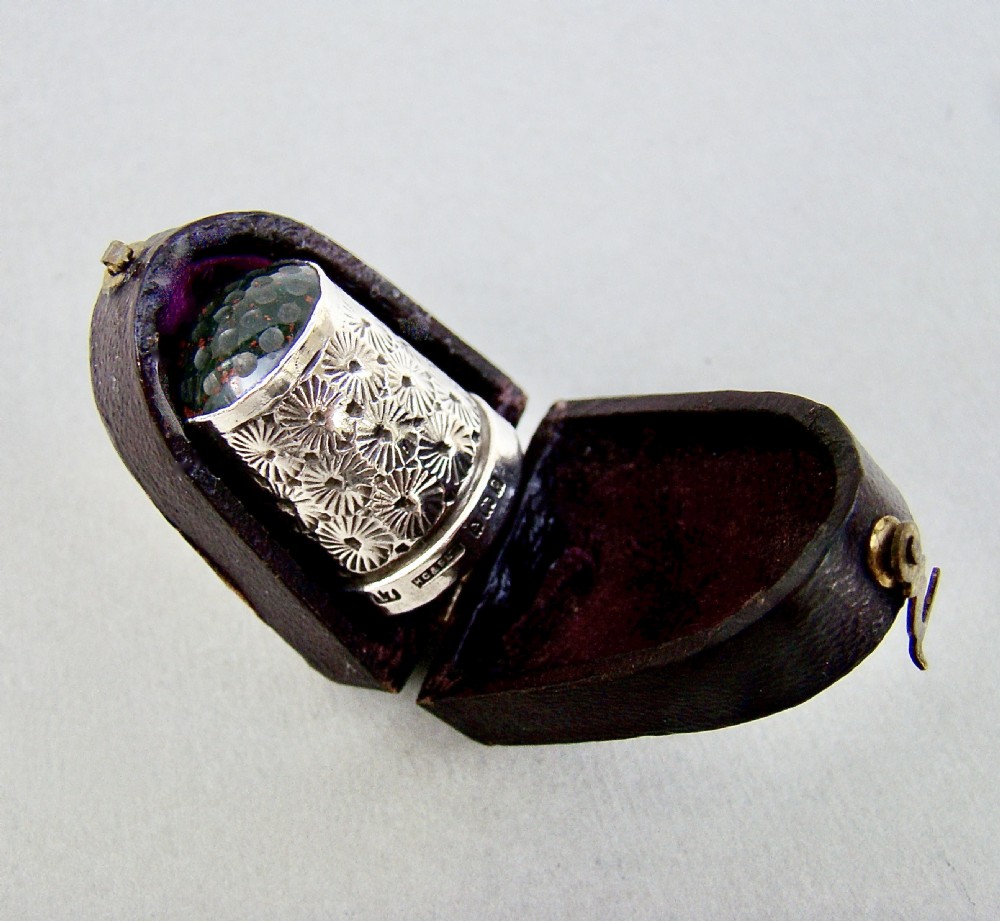 RARE CASED EDWARDIAN SILVER & AGATE THIMBLE BY HENRY GRIFFITH, BIRMINGHAM 1905