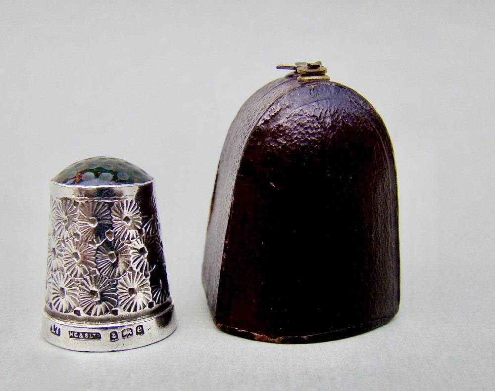 RARE CASED EDWARDIAN SILVER & AGATE THIMBLE BY HENRY GRIFFITH, BIRMINGHAM 1905 View III