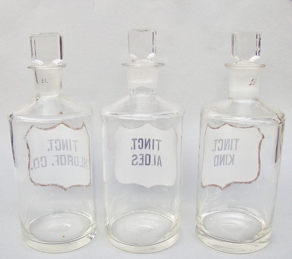 DECORATIVE SET OF THREE MEDIUM VICTORIAN WHITE LABEL APOTHECARY JARS, CIRCA 1890 View II