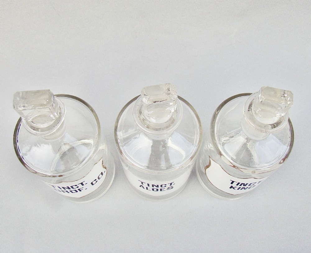 DECORATIVE SET OF THREE MEDIUM VICTORIAN WHITE LABEL APOTHECARY JARS, CIRCA 1890 View III