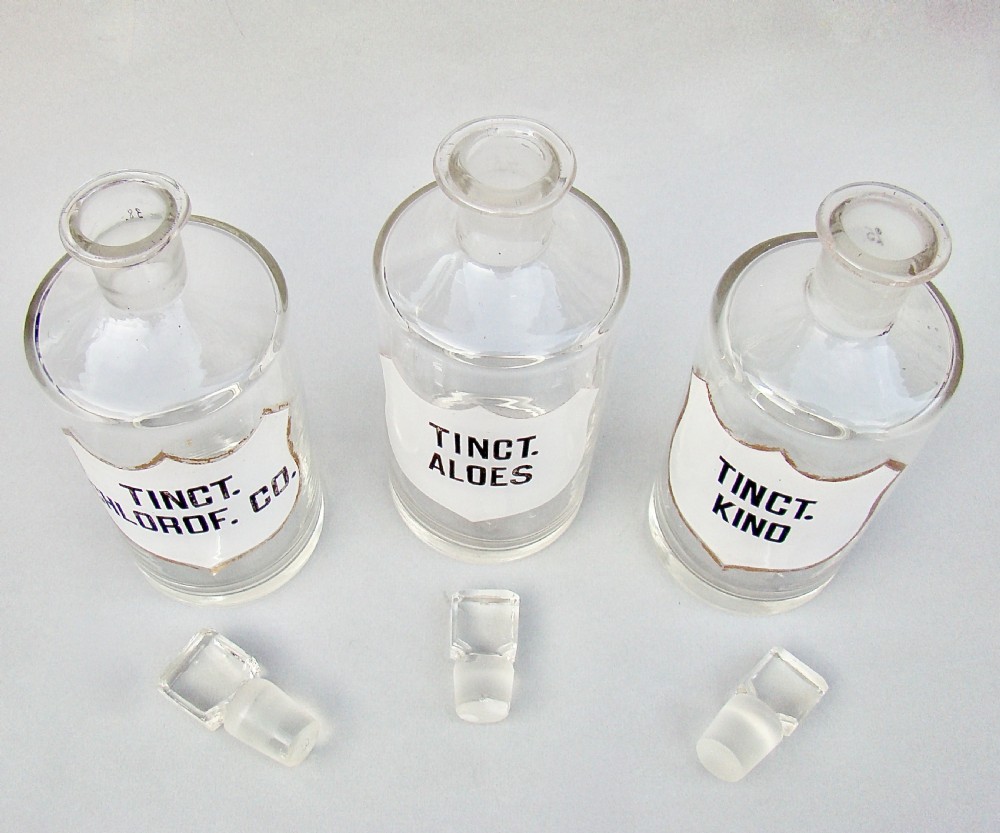 DECORATIVE SET OF THREE MEDIUM VICTORIAN WHITE LABEL APOTHECARY JARS, CIRCA 1890 View IV