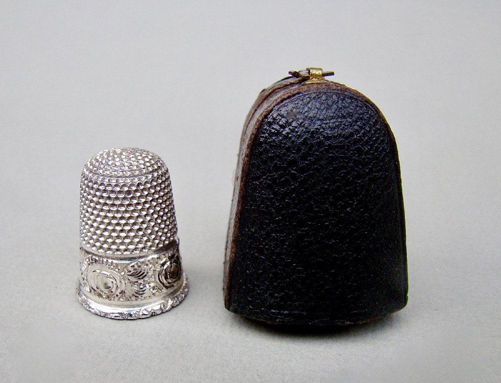 CASED VICTORIAN SILVER THIMBLE BY SAMUEL FOSKETT, LONDON 1898 View IV