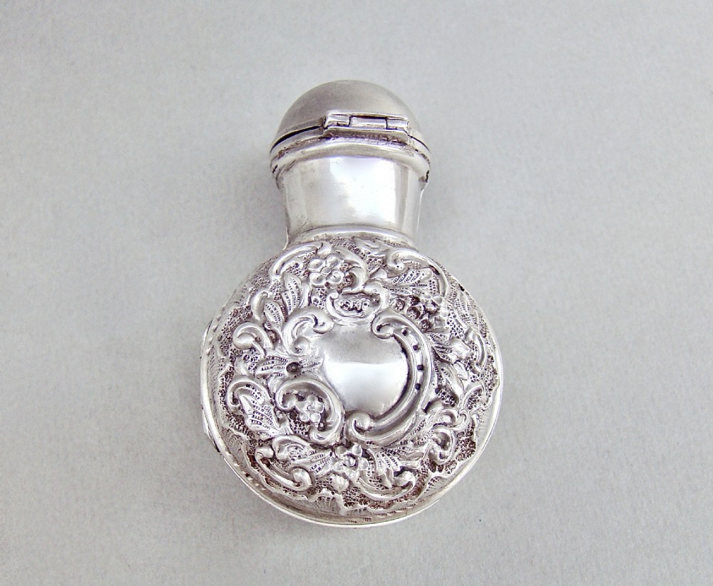 EDWARDIAN SILVER SCENT BOTTLE HOLDER WITH GLASS SCENT BOTTLE BY SYNYER & BEDDOES, BIRMINGHAM 1901 View II