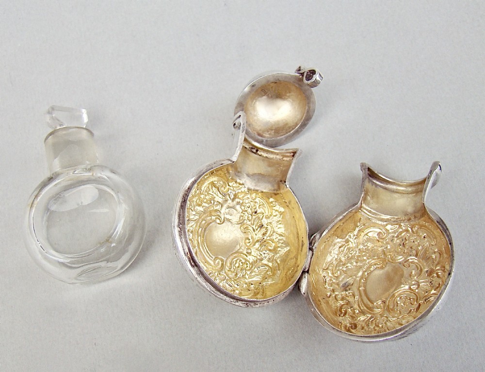 EDWARDIAN SILVER SCENT BOTTLE HOLDER WITH GLASS SCENT BOTTLE BY SYNYER & BEDDOES, BIRMINGHAM 1901 View V