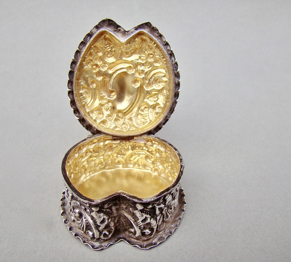 EXQUISITE VICTORIAN SILVER PILL BOX BY SYNYER & BEDDOES, BIRMINGHAM 1898
 View V