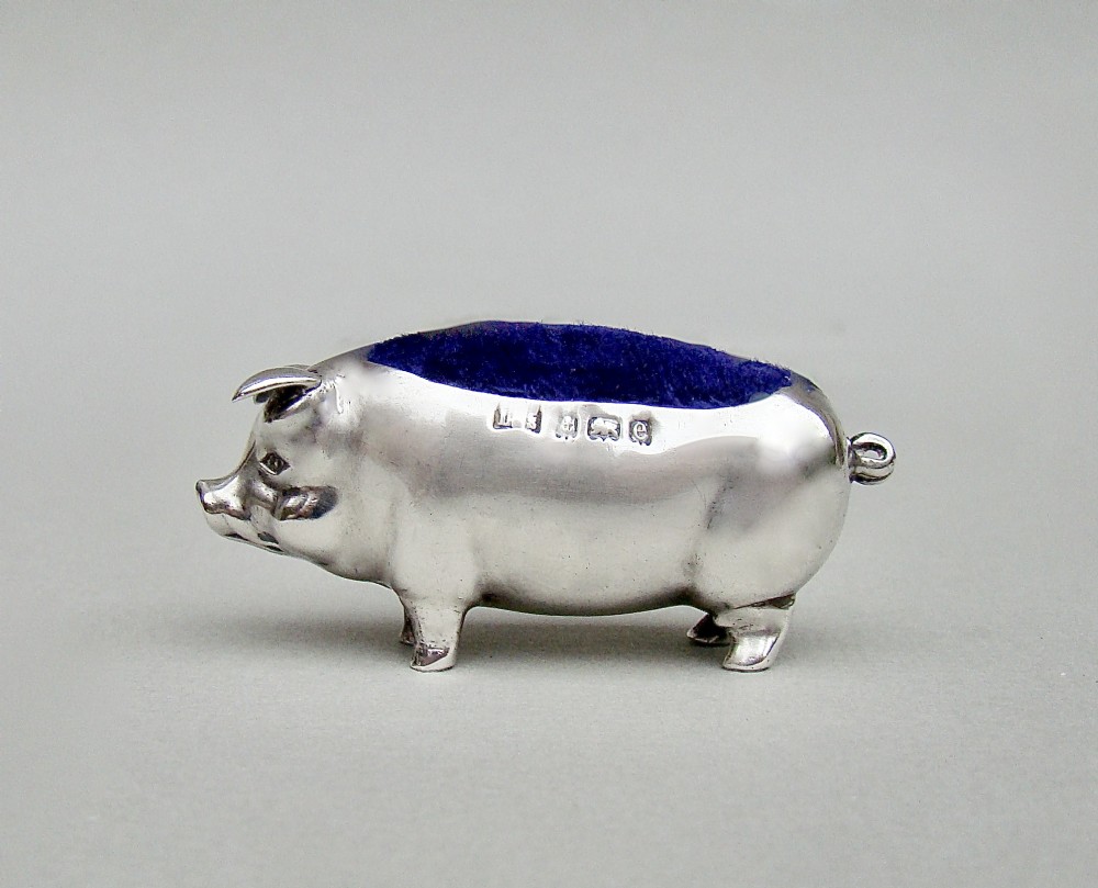 SMALL EDWARDIAN SILVER PIG PIN CUSHION BY LEVI & SALAMAN, BIRMINGHAM 1905
