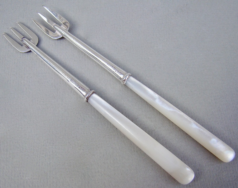 EXQUISITE CASED PAIR OF EDWARDIAN SILVER PICKLE FORKS BY ADIE & LOVEKIN, BIRMINGHAM 1902 View III