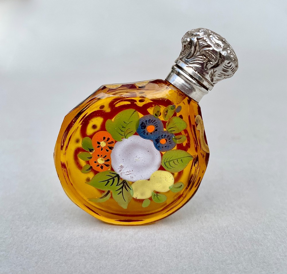 CHARMING VICTORIAN SILVER AND ENAMELLED AMBER GLASS SCENT BOTTLE, CIRCA 1890
 View VIII