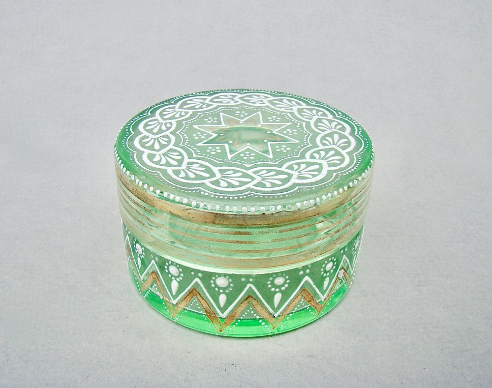 DELIGHTFUL VICTORIAN ENAMELLED URANIUM GLASS TRINKET BOX, CIRCA 1890