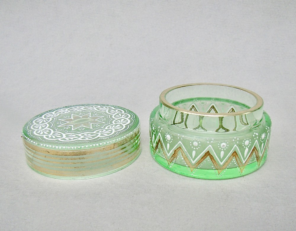 DELIGHTFUL VICTORIAN ENAMELLED URANIUM GLASS TRINKET BOX, CIRCA 1890 View V