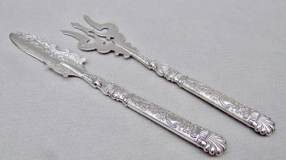 RARE CASED VICTORIAN SILVER BUTTER KNIFE AND BREAD FORK SET BY ELKINGTON & CO, BIRMINGHAM 1899 View II