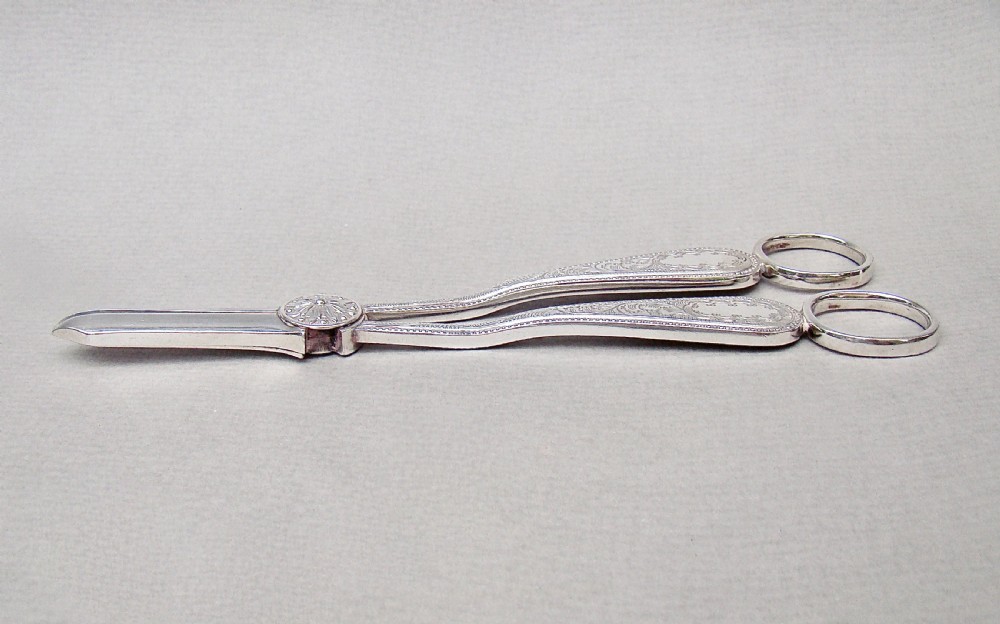 PAIR OF EDWARDIAN SILVER PLATED GRAPE SCISSORS BY MAPPIN & WEBB, CIRCA 1900
 View III