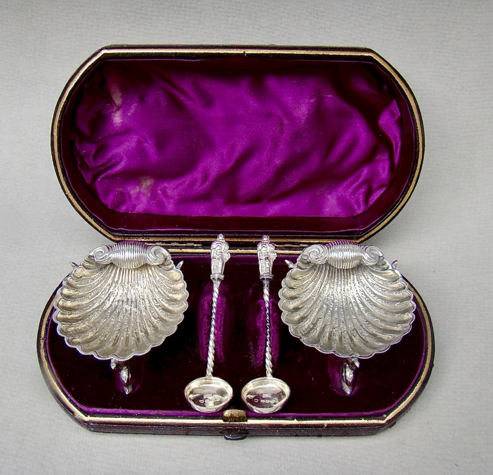 FABULOUS CASED PAIR OF VICTORIAN SILVER SALT CELLARS & MATCHING SPOONS BY GEORGE UNITE, BIRMINGHAM 1882