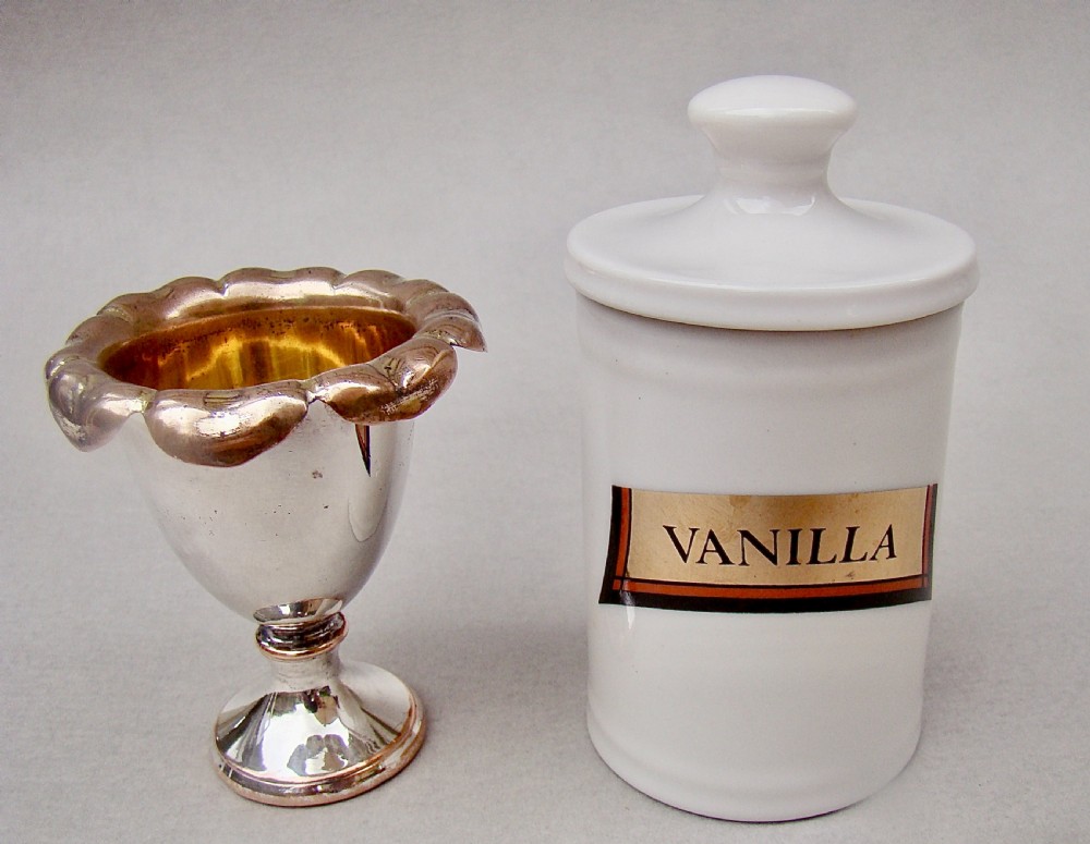 DELIGHTFUL VICTORIAN SMALL PORCELAIN APOTHECARY JAR, CIRCA 1890 View III