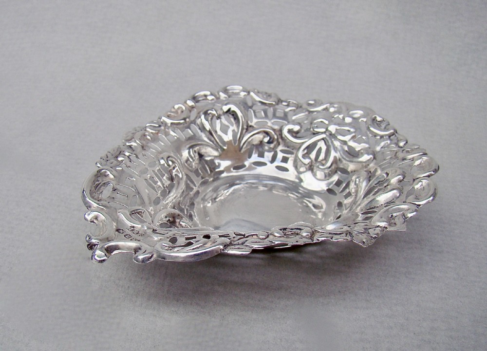 VICTORIAN SILVER HEART-SHAPED BONBON DISH, BIRMINGHAM 1896 View III