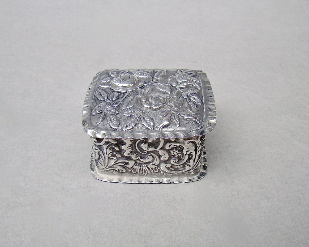 EXQUISITE VICTORIAN SILVER PILL BOX BY SAUNDERS & SHEPHERD, BIRMINGHAM 1890 View II