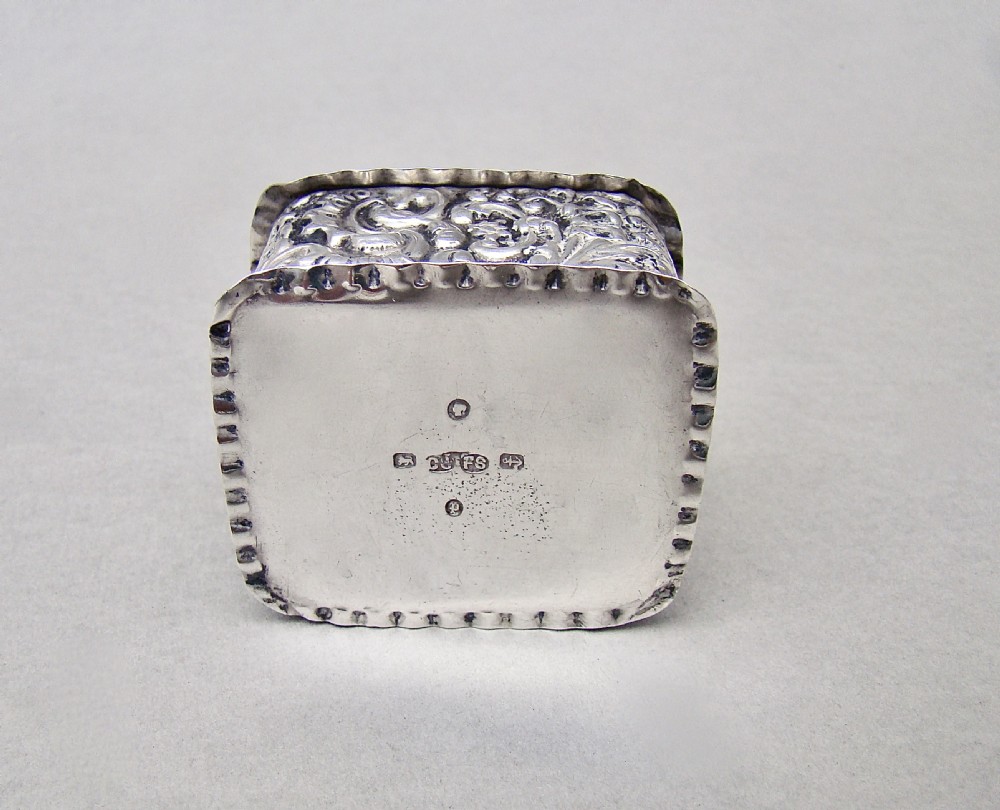 EXQUISITE VICTORIAN SILVER PILL BOX BY SAUNDERS & SHEPHERD, BIRMINGHAM 1890 View V