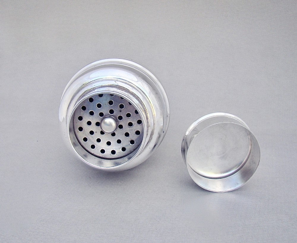 ELEGANT ART DECO SILVER PLATED COCKTAIL SHAKER, CIRCA 1930
 View III