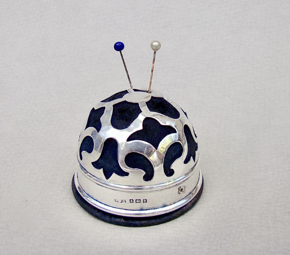 EDWARDIAN SILVER PIN CUSHION BY EDWARD SOUTER BARNSLEY, BIRMINGHAM 1908
