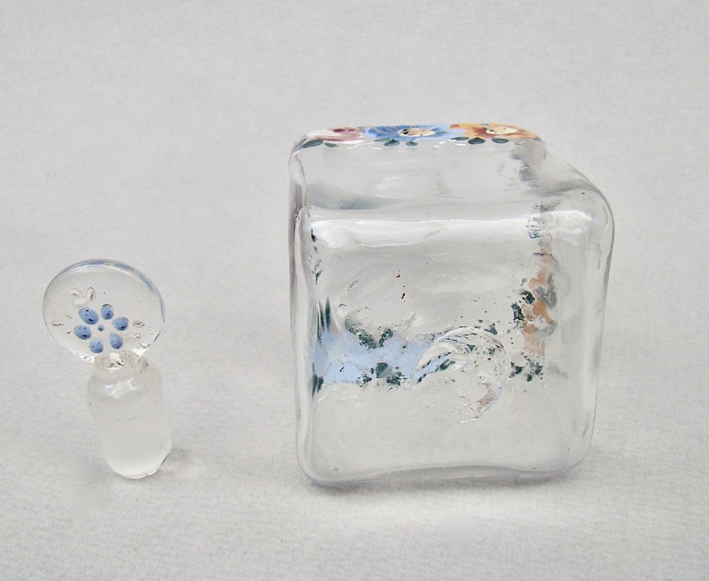 DELIGHTFUL 19TH CENTURY FRENCH ENAMELLED GLASS SCENT BOTTLE, CIRCA 1880 View V