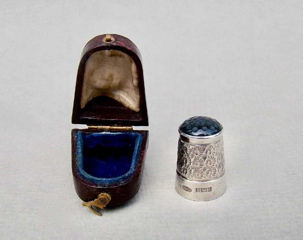 CASED MID-CENTURY SILVER & AGATE THIMBLE BY CARRINGTON & CO, BIRMINGHAM 1966