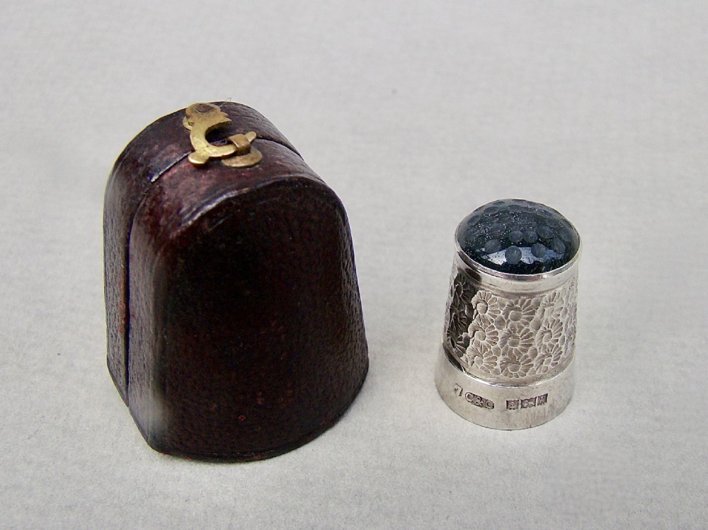 CASED MID-CENTURY SILVER & AGATE THIMBLE BY CARRINGTON & CO, BIRMINGHAM 1966 View III