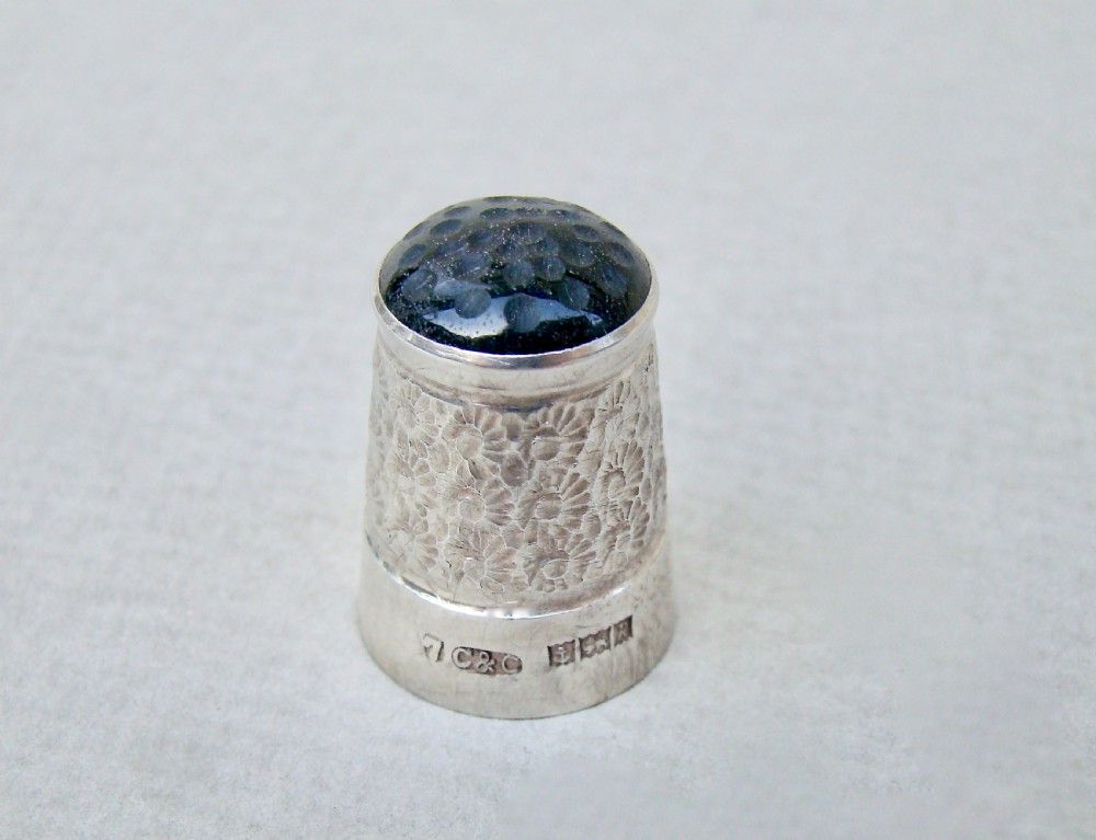CASED MID-CENTURY SILVER & AGATE THIMBLE BY CARRINGTON & CO, BIRMINGHAM 1966 View V