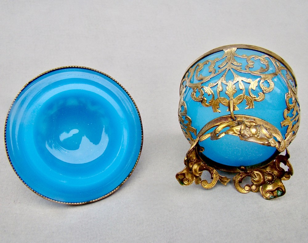 FABULOUS FRENCH NAPOLEON III PALAIS ROYAL OPALINE GLASS CASKET, CIRCA 1860 View V
