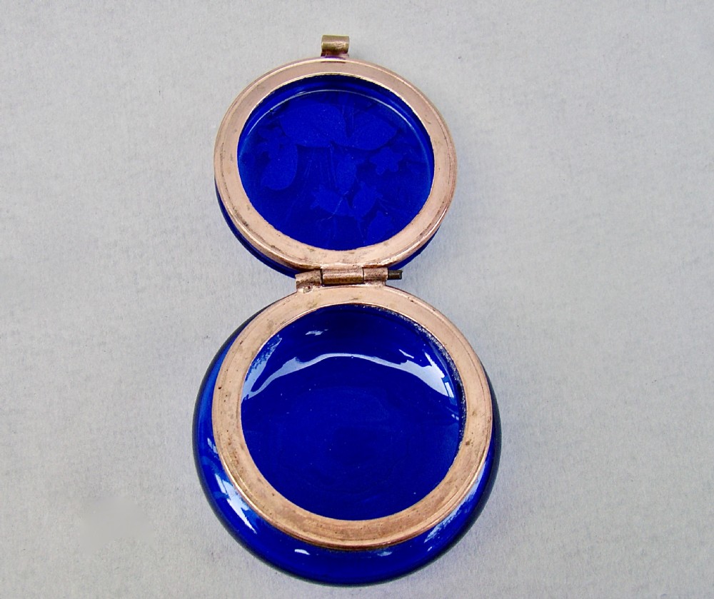 DELIGHTFUL 19TH CENTURY FRENCH BLUE GLASS ENAMELLED TRINKET BOX, CIRCA 1890 View V