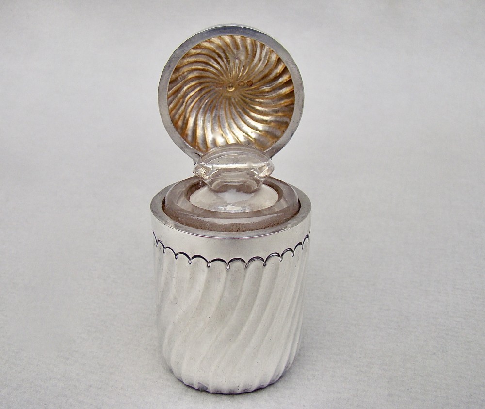 VICTORIAN SOLID SILVER SCENT BOTTLE BY WILLIAM HUTTON & SONS, LONDON 1889 View III