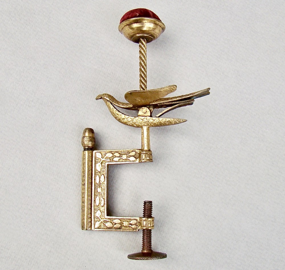 CHARMING VICTORIAN GILDED METAL HEMMING BIRD SEWING CLAMP & PIN CUSHION, CIRCA 1850