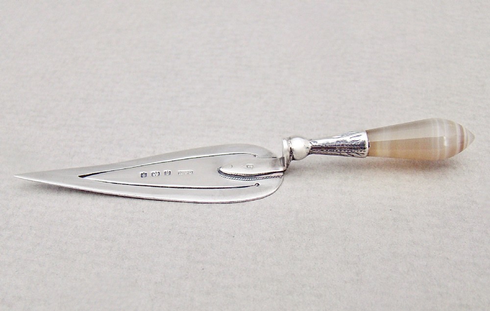 UNUSUAL EDWARDIAN SILVER AND BANDED AGATE TROWEL BOOKMARK BY CRISFORD & NORRIS, BIRMINGHAM 1908