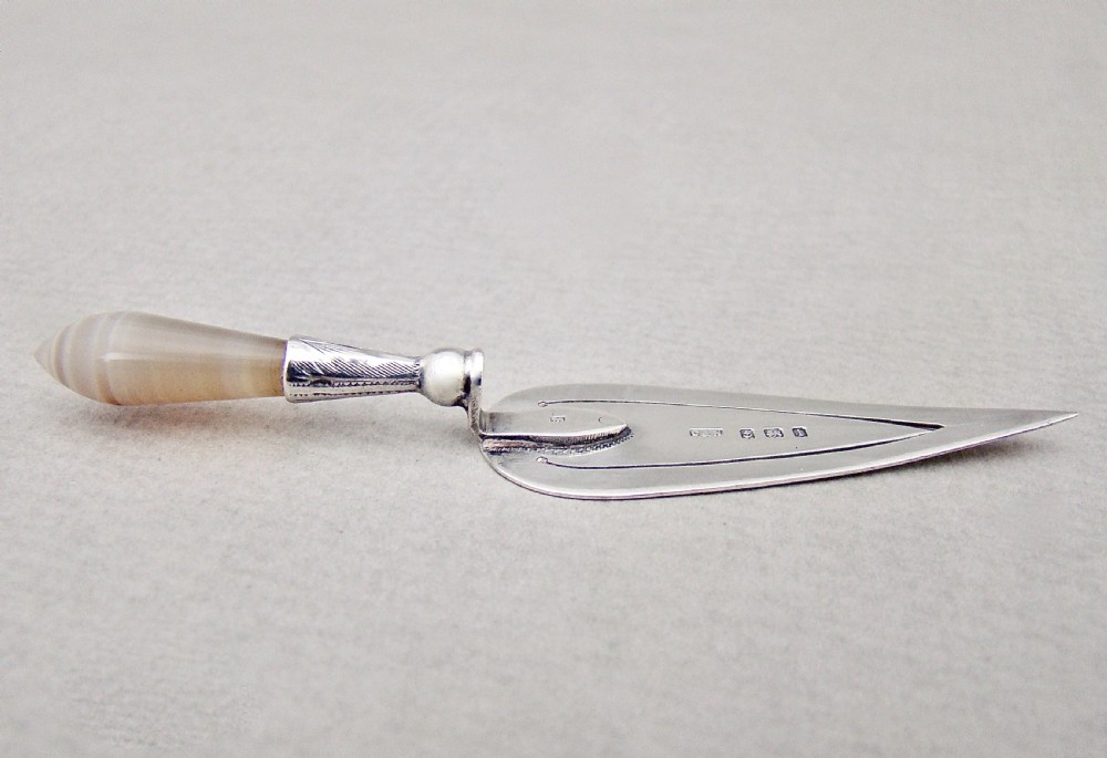 UNUSUAL EDWARDIAN SILVER AND BANDED AGATE TROWEL BOOKMARK BY CRISFORD & NORRIS, BIRMINGHAM 1908 View II