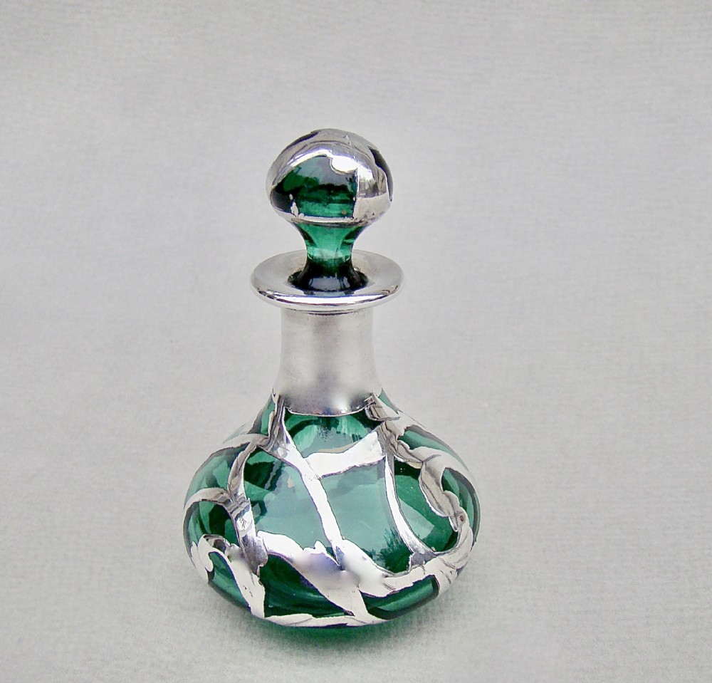 ART NOUVEAU OVERLAY STERLING SILVER & BRISTOL GREEN GLASS SCENT BOTTLE, CIRCA 1900
