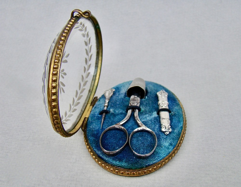 19TH CENTURY FRENCH SILVER FITTED SEWING COMPANION FOR A CHILD, CIRCA 1820 View III