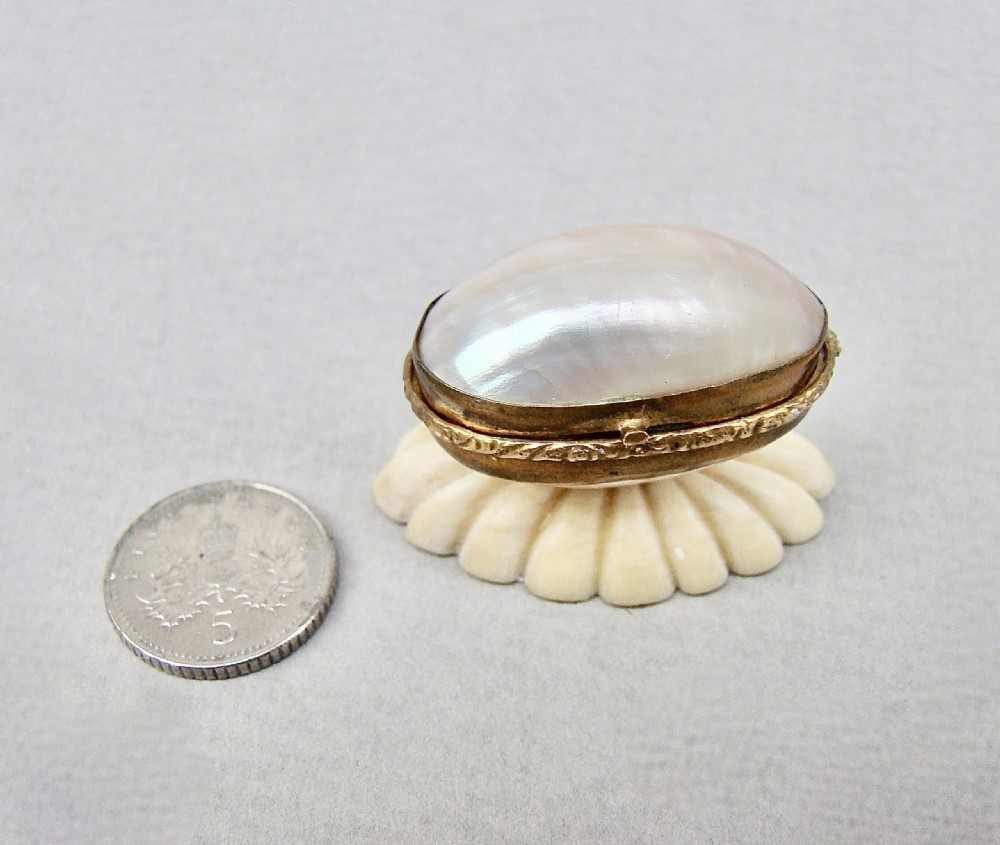 RARE MINIATURE SILVER THIMBLE IN MOTHER OF PEARL THIMBLE CASE, CIRCA 1890 View IV