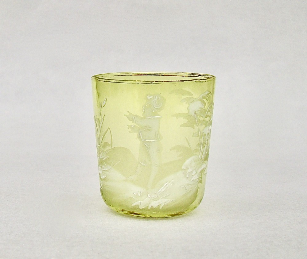 VICTORIAN MINIATURE MARY GREGORY YELLOW GLASS BEAKER, CIRCA 1890