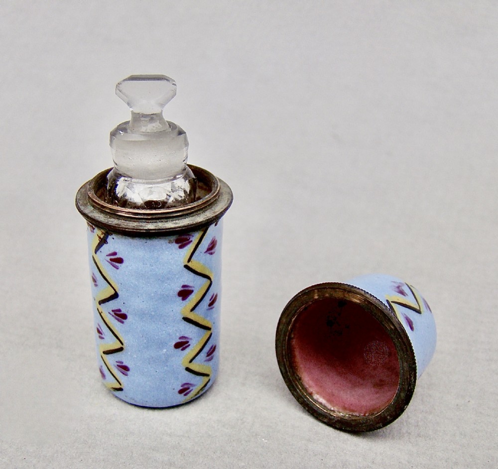 RARE GEORGIAN BILSTON ENAMEL SCENT BOTTLE ETUI WITH ORIGINAL GLASS SCENT BOTTLE, CIRCA 1780