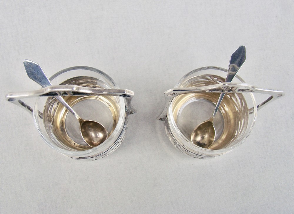  EXQUISITE PAIR OF ART NOUVEAU GERMAN SILVER JUGENDSTIL SALTS & SPOONS, CIRCA 1900 View V