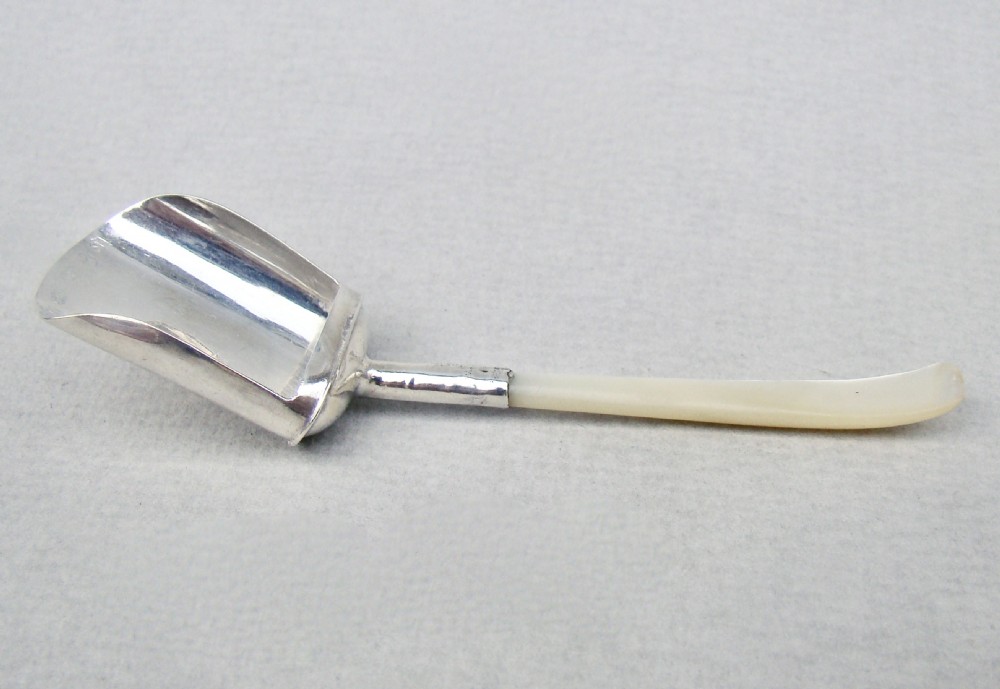 GEORGIAN SILVER AND MOTHER OF PEARL CADDY SPOON BY COCKS & BETTRIDGE, BIRMINGHAM 1808 View II