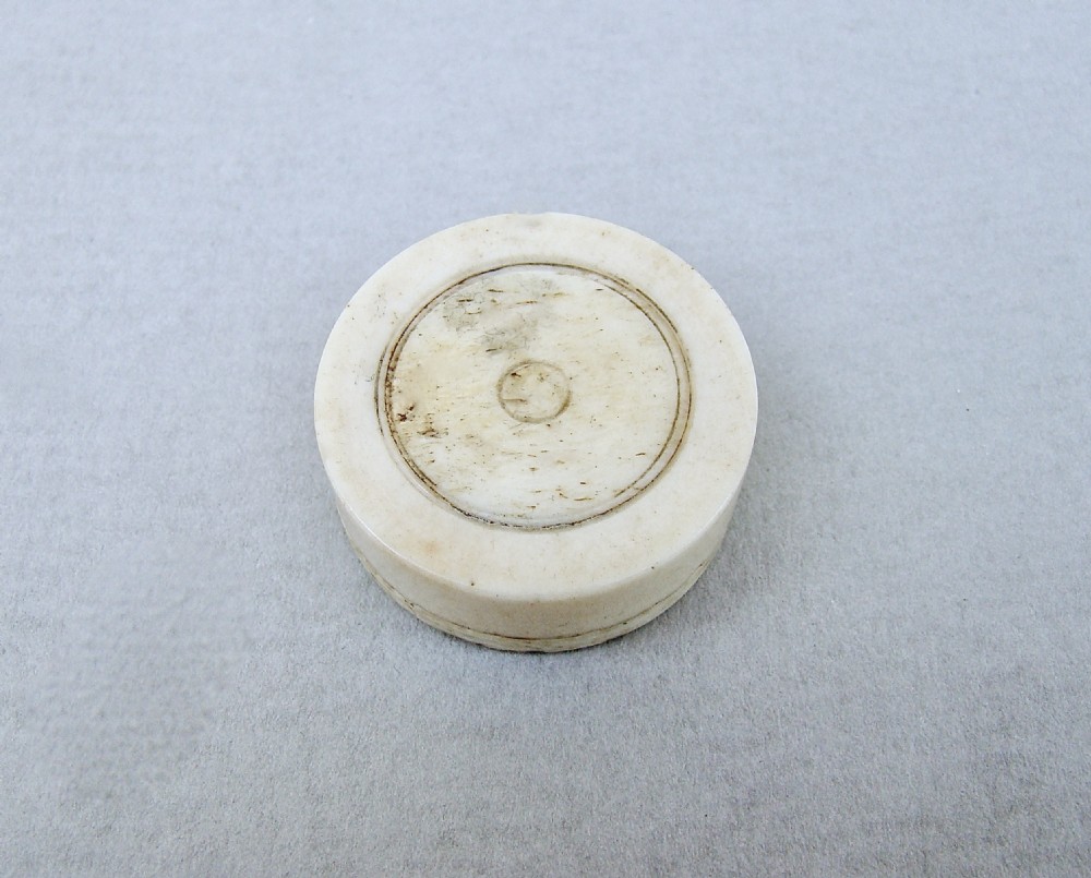 RARE AND EXQUISITE GEORGIAN BONE WHIST BOX COMPLETE WITH COUNTERS, CIRCA 1790
 View V