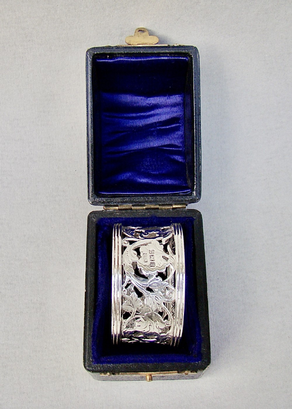 DELIGHTFUL EDWARDIAN SOLID SILVER PIERCED  NAPKIN RING BY REYNOLDS & WESTWWOOD, BIRMINGHAM 1901