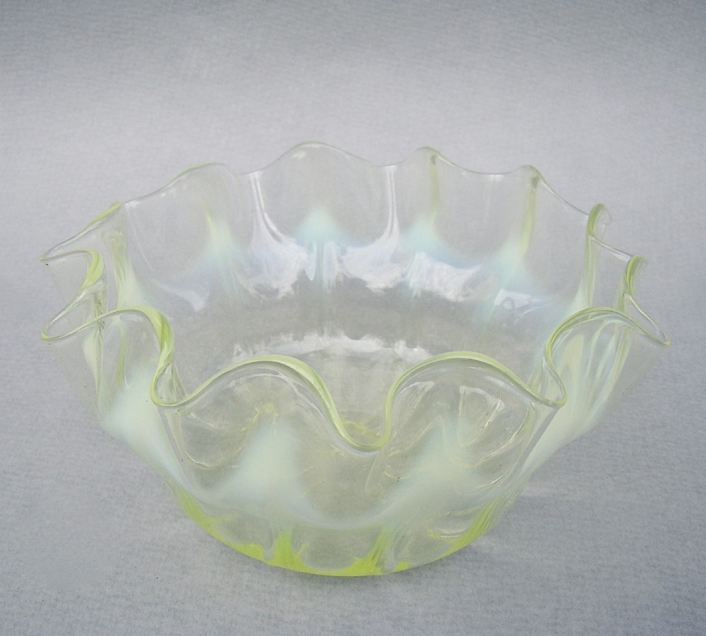 BEAUTITUL VICTORIAN URANIUM VASELINE GLASS BOWL, CIRCA 1880

