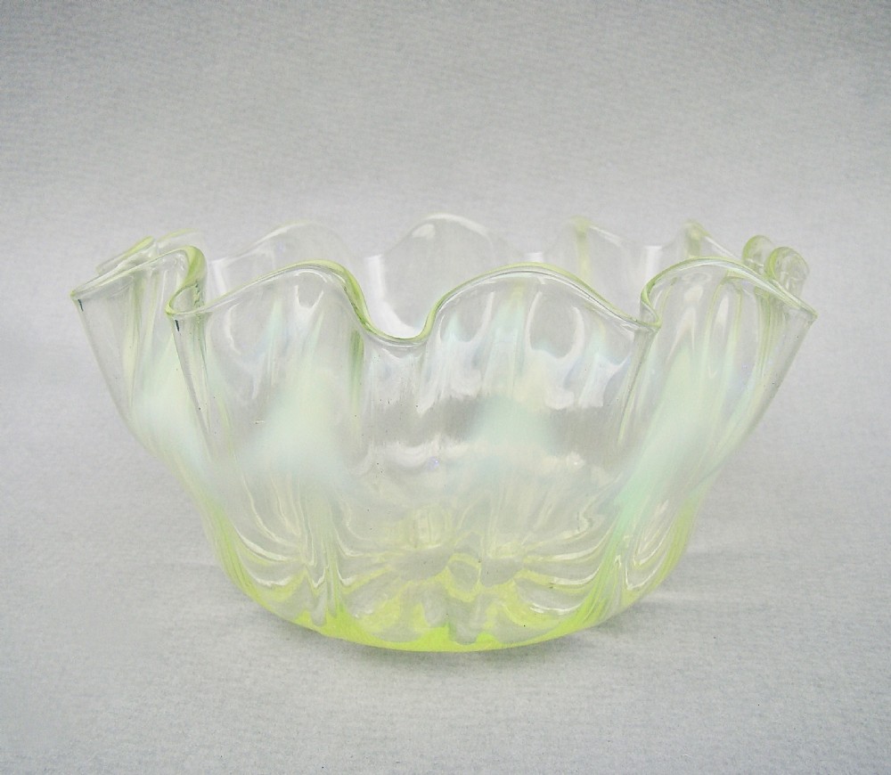 BEAUTITUL VICTORIAN URANIUM VASELINE GLASS BOWL, CIRCA 1880
 View III