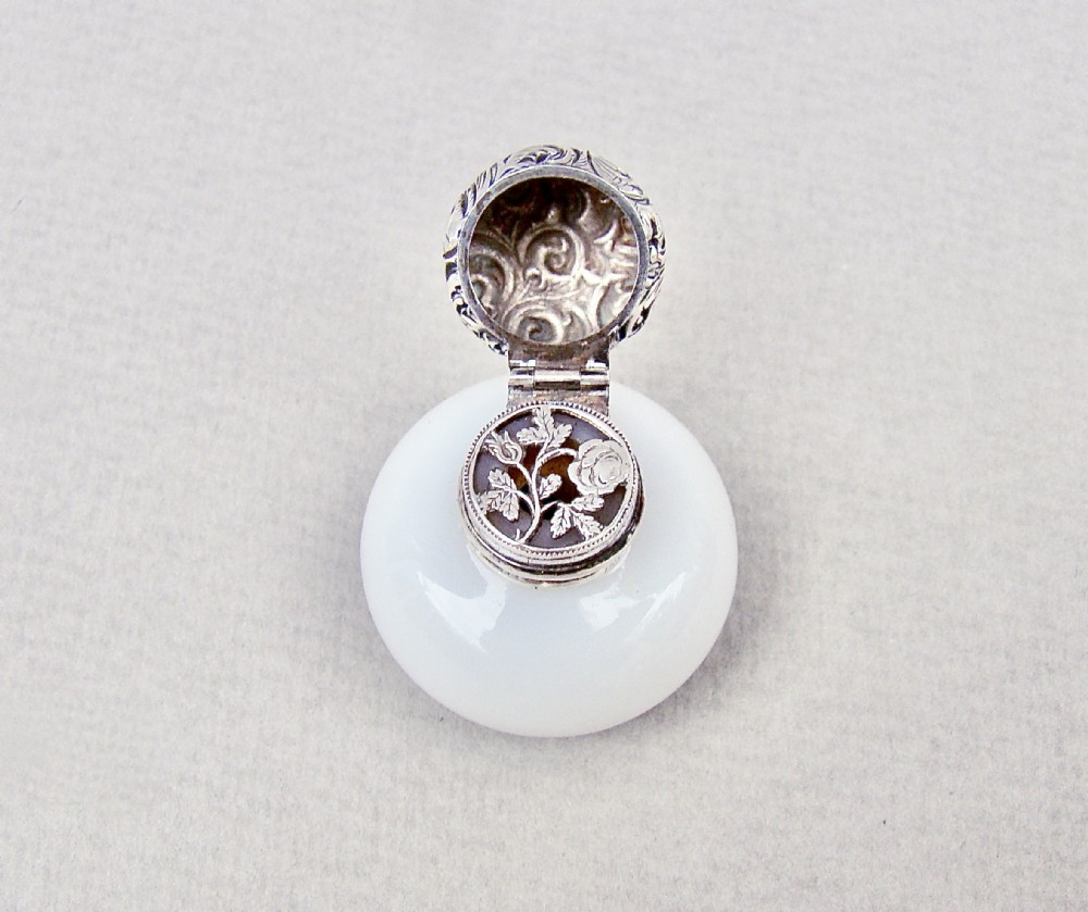 VICTORIAN SILVER & OPALINE GLASS VINAIGRETTE, CIRCA 1890