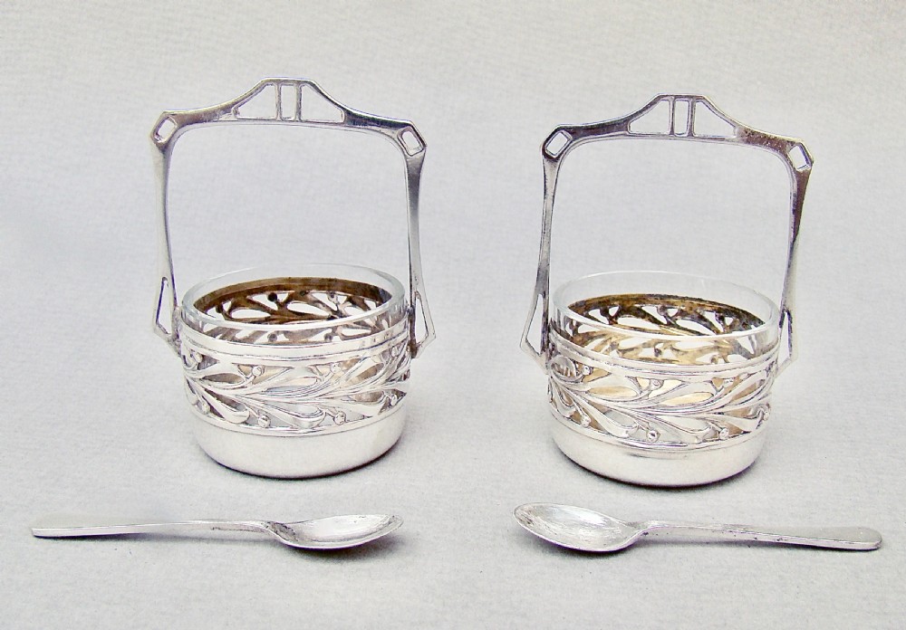 EXQUISITE PAIR OF ART NOUVEAU GERMAN SILVER JUGENDSTIL SALTS & SPOONS, CIRCA 1900 View VII