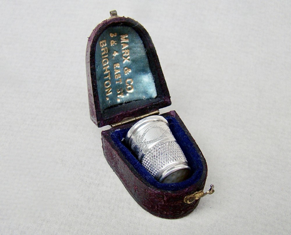 RARE CASED SILVER & AGATE THIMBLE BY CHARLES HORNER, CHESTER 1911